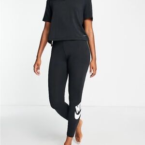 Nike Black Leggings with Full Length and Stretchy Fit